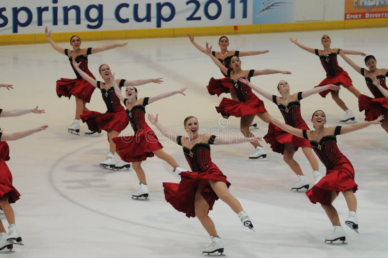 Cuvette 2011 de source de patinage de glace d'équipe de Skyliners photo stock Cuvette 2011 de source de patinage de glace d'équipe de Skyliners photo stock