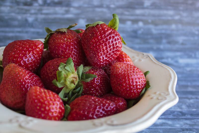 Cuvette avec les fraises organiques images stock Cuvette avec les fraises organiques images stock