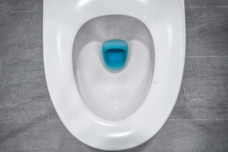 Urinoirs Blancs Avec La Boule De Naphtaline Color?e Dans La Toilette Des  Hommes Image stock - Image du mortier, cabinet: 149105177