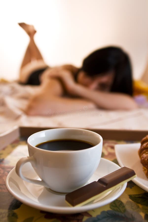 Cuvette, chocolat et femme de café photographie stock libre de droits Cuvette, chocolat et femme de café photographie stock libre de droits