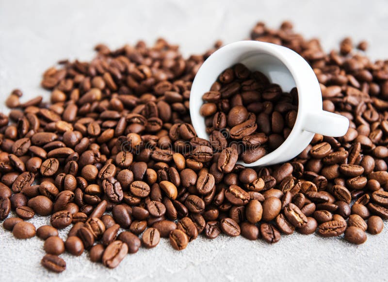 Cuvette complètement de grains de café images libres de droits Cuvette complètement de grains de café images libres de droits