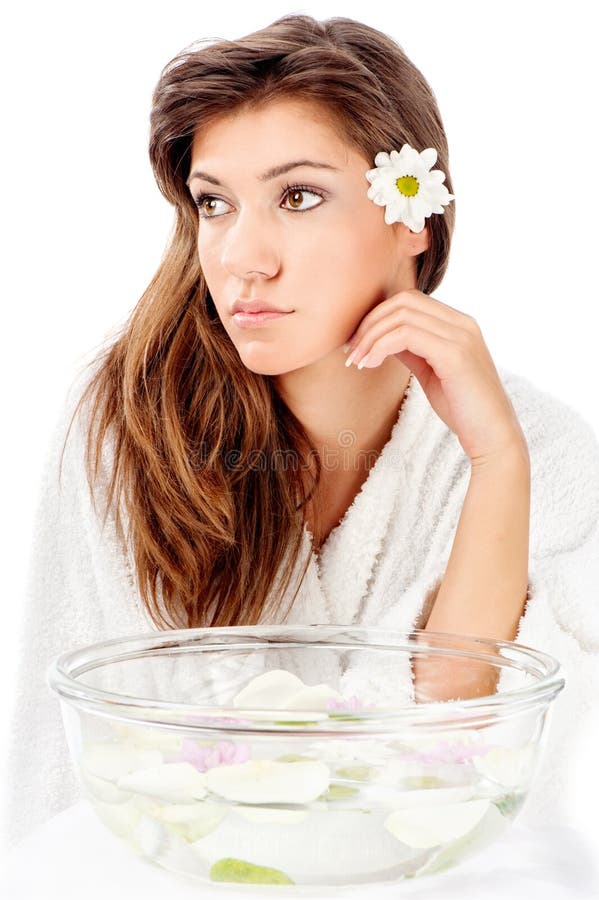 Cuvette d'Aromatherapy et femme de brune photographie stock Cuvette d'Aromatherapy et femme de brune photographie stock