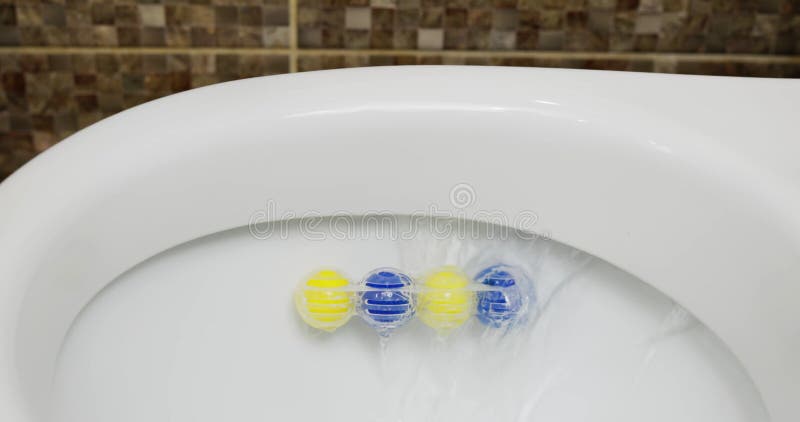 Cuvette D'eau Chasse D'eau Toilette Bloc De Toilette Avec Boules Bleu Et  Jaune Clips Vidéos - Vidéo du arrêter, chimique: 278605907