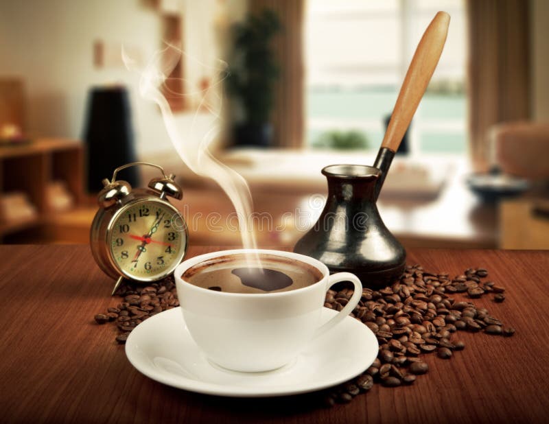 Cuvette de café et horloge d'alarme photographie stock Cuvette de café et horloge d'alarme photographie stock