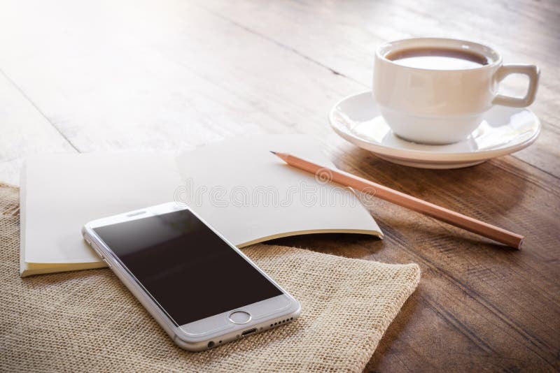 Cuvette de café sur une table en bois images libres de droits Cuvette de café sur une table en bois images libres de droits