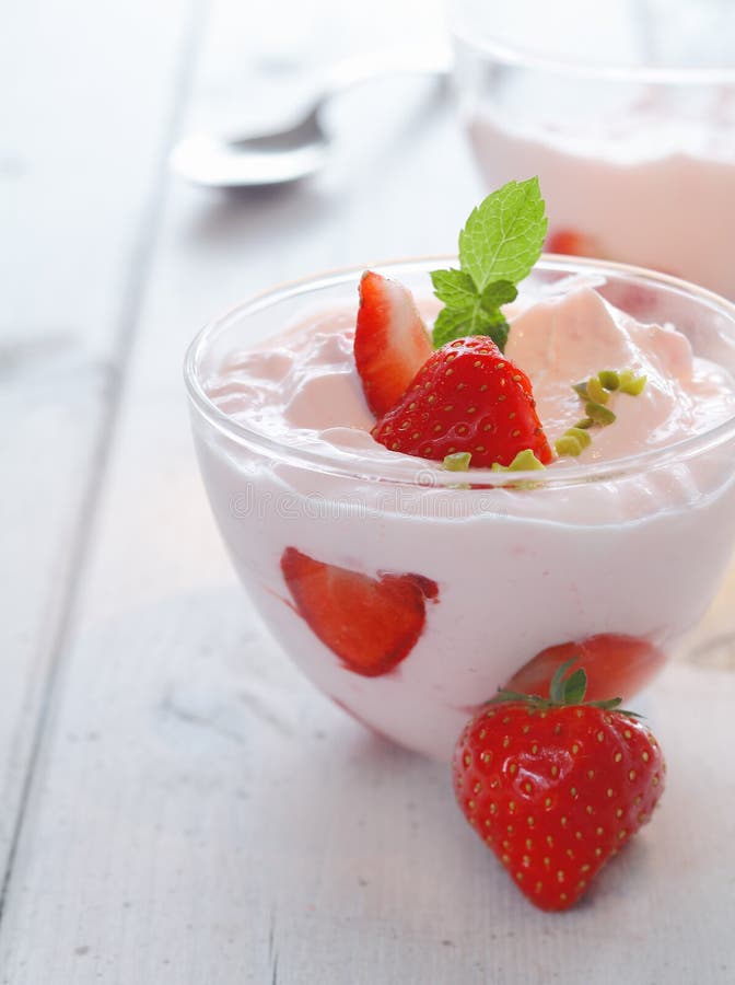 Délicieux bol de fraises à la crème image stock