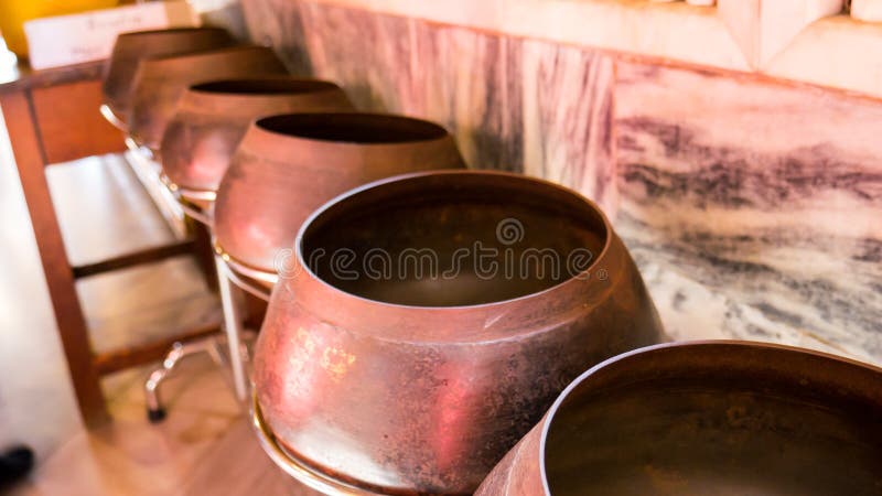 Cuvette du ` s de moine pour l'argent mis de pièces de monnaie photo stock Cuvette du ` s de moine pour l'argent mis de pièces de monnaie photo stock