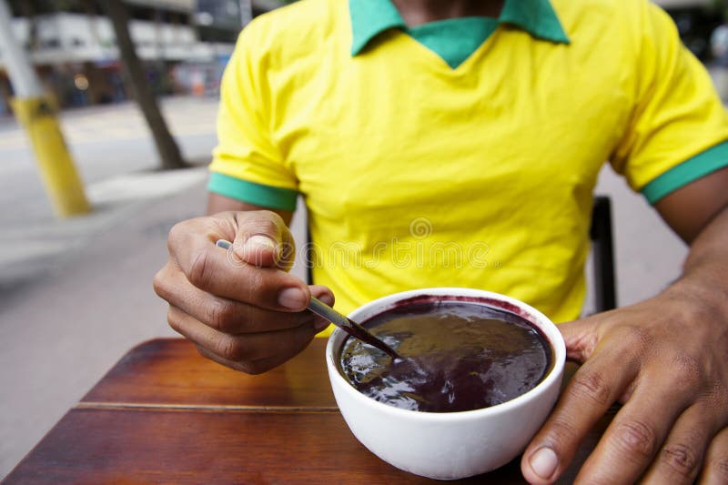 Cuvette mangeuse d'hommes brésilienne d'Acai Açaí photo stock Cuvette mangeuse d'hommes brésilienne d'Acai Açaí photo stock
