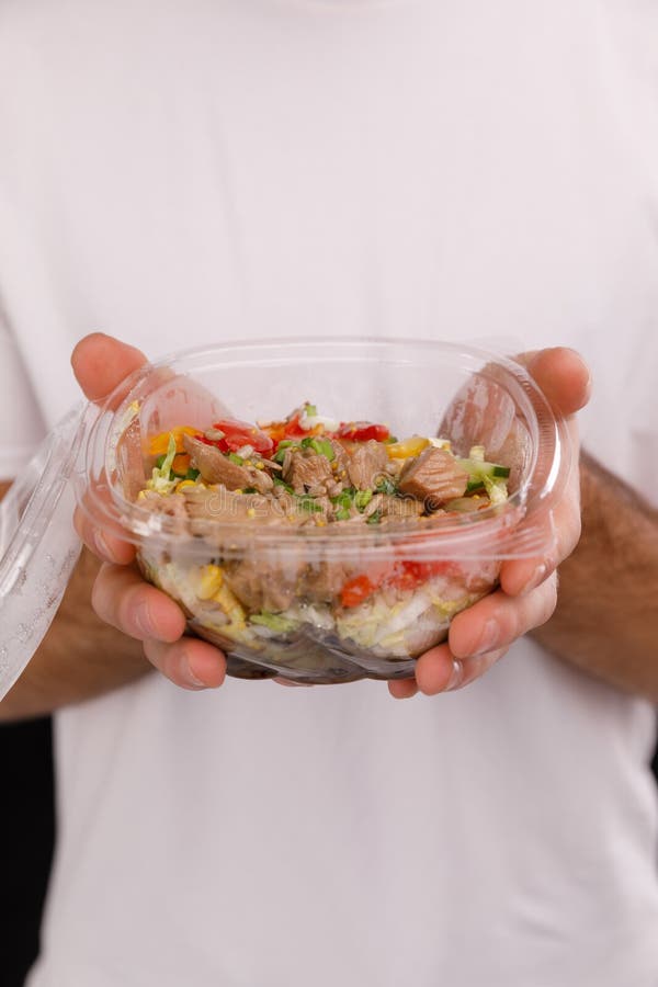 Cuvette saumonée de poussée d'ahi hawaïen dans la boîte en plastique photos libres de droits Cuvette saumonée de poussée d'ahi hawaïen dans la boîte en plastique photos libres de droits