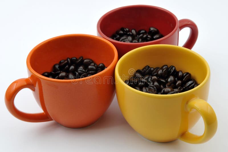Cuvettes avec des haricots de coffe image libre de droits Cuvettes avec des haricots de coffe image libre de droits