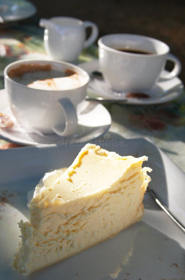 Cuvettes de coffe avec le gâteau au fromage photos libres de droits Cuvettes de coffe avec le gâteau au fromage photos libres de droits