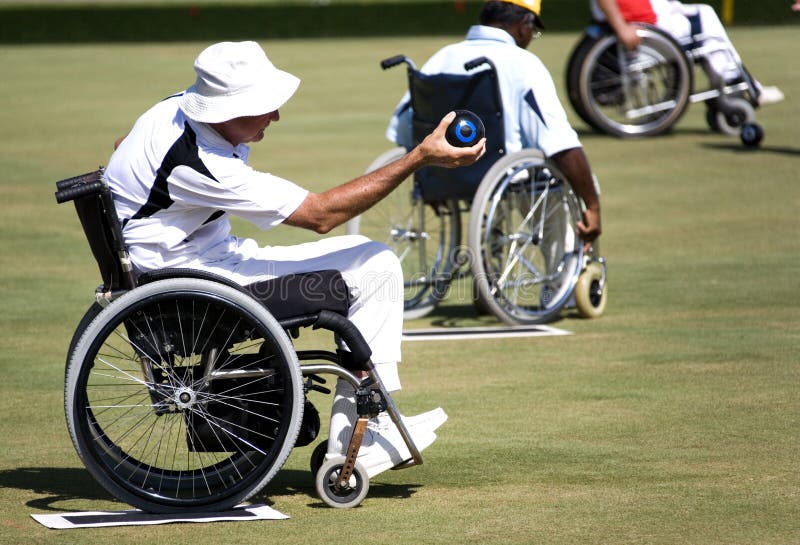 Cuvettes de pelouse de présidence de roue pour les personnes handicapées (hommes) image stock Cuvettes de pelouse de présidence de roue pour les personnes handicapées (hommes) image stock