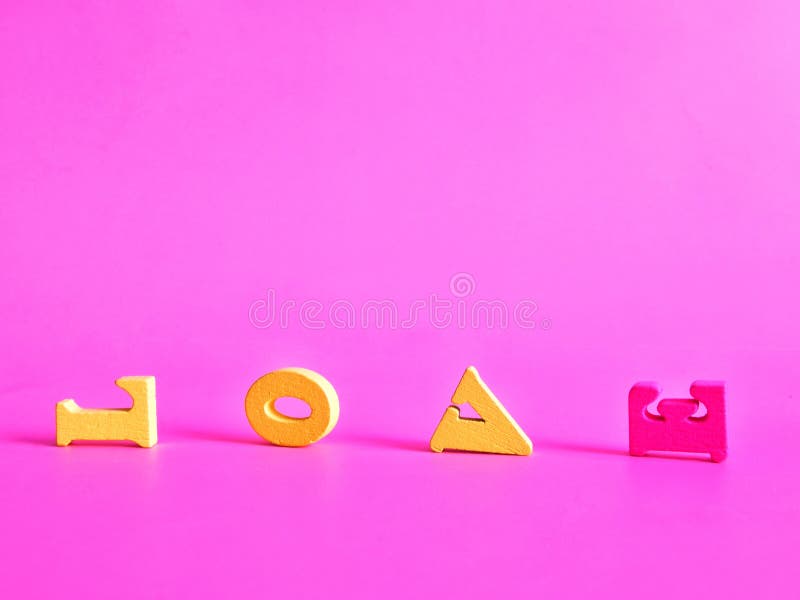 Cuvântul dragoste pe un fond pastel roz constă din litere colorate din lemn într-un spațiu alfabet alfabet alfabet pentru textul t royalty free stock image