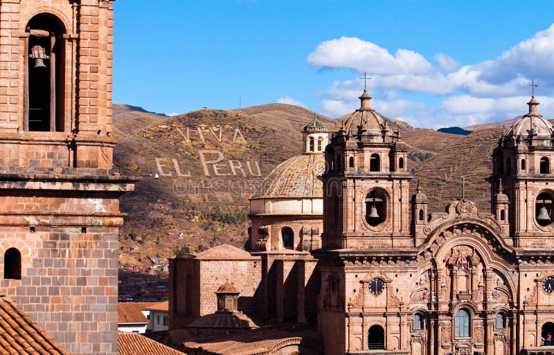 CUZCO, PERU: widok główni kościół w mieście