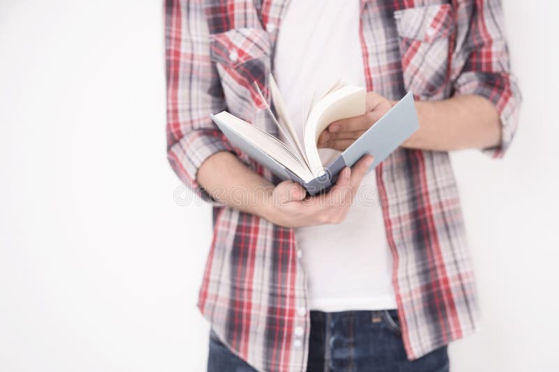 ¿Cuál es este libro alrededor? Imagen cosechada de los hombres que leen un whi del libro imagen de archivo ¿Cuál es este libro alrededor? Imagen cosechada de los hombres que leen un whi del libro imagen de archivo