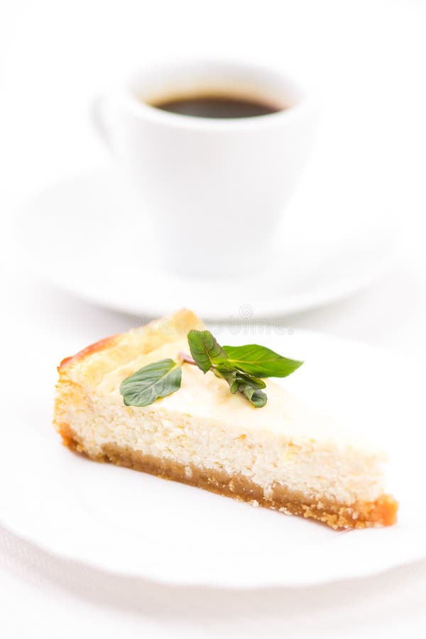 Cuña del pastel de queso cocido con la puntilla de la menta imagenes de archivo Cuña del pastel de queso cocido con la puntilla de la menta imagenes de archivo