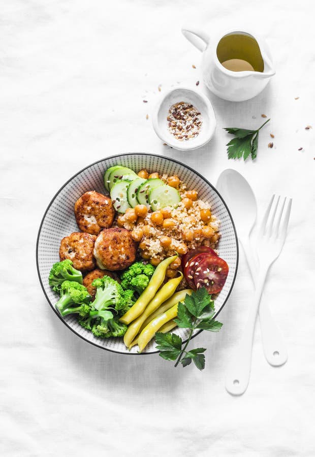 Cușcuș condimentat cu fasole verde de pui de broccoli și chiftele de curcan pe fond deschis royalty free stock images
