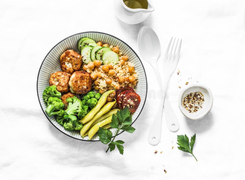 Cușcuș condimentat cu fasole verde de pui de broccoli și chiftele de curcan pe fond deschis stock photos