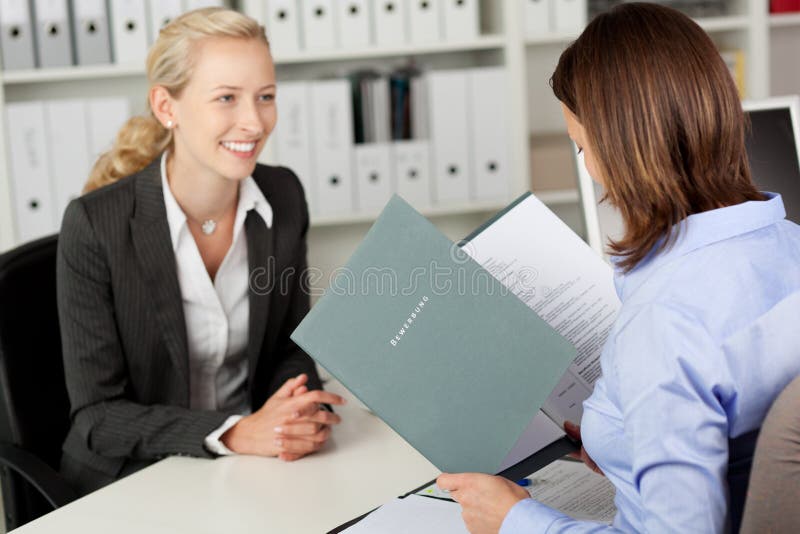 Cv van onderneemsterreading female candidate bij Bureau stock afbeelding Cv van onderneemsterreading female candidate bij Bureau stock afbeelding