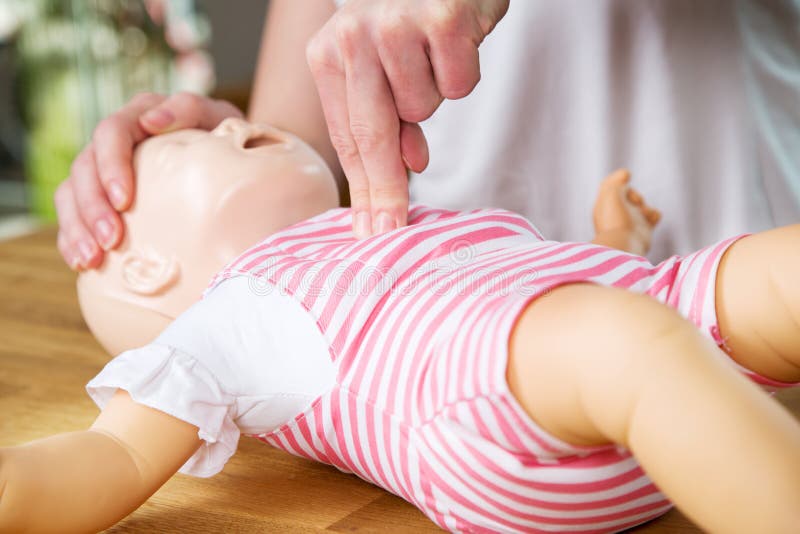 Cvompression do dedo do CPR dois do infante