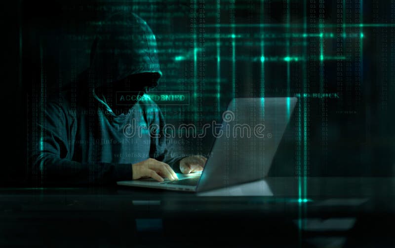 Cyber-Angriffs-Hacker, der Computer mit Code auf Schnittstelle digita verwendet lizenzfreies stockfoto