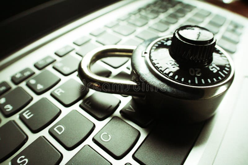 Cyber ochrona Z kędziorkiem Na Komputerowej klawiatury zakończeniu W górę Wysokiej Jakości obraz royalty free Cyber ochrona Z kędziorkiem Na Komputerowej klawiatury zakończeniu W górę Wysokiej Jakości obraz royalty free