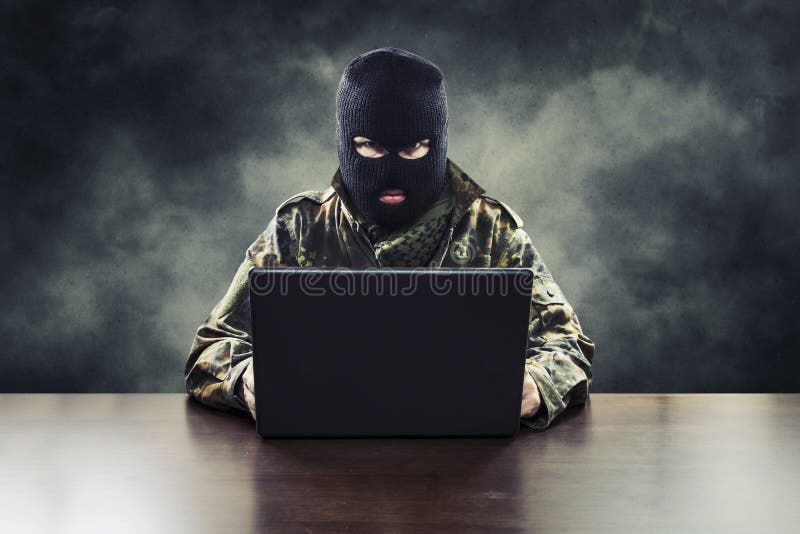 Cyber terrorysta w wojskowym uniformu obraz stock Cyber terrorysta w wojskowym uniformu obraz stock