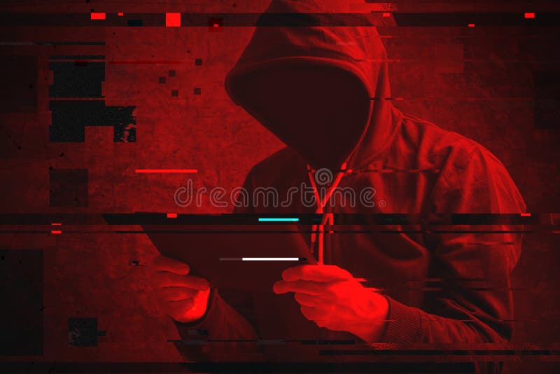 Cyberattack med den oigenkännliga med huva en hacker som använder minnestavlakomp