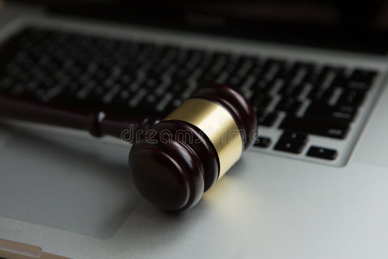 Cyberlag eller brottinternetbegrepp Bedömer auktionsklubban på tangentbordbärbar datordatoren fotografering för bildbyråer Cyberlag eller brottinternetbegrepp Bedömer auktionsklubban på tangentbordbärbar datordatoren fotografering för bildbyråer