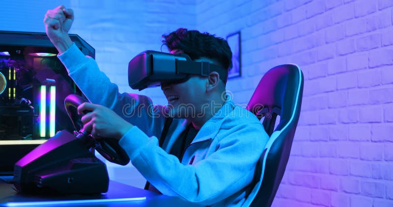 Cybersport-spelare spelar biltävlingar fotografering för bildbyråer