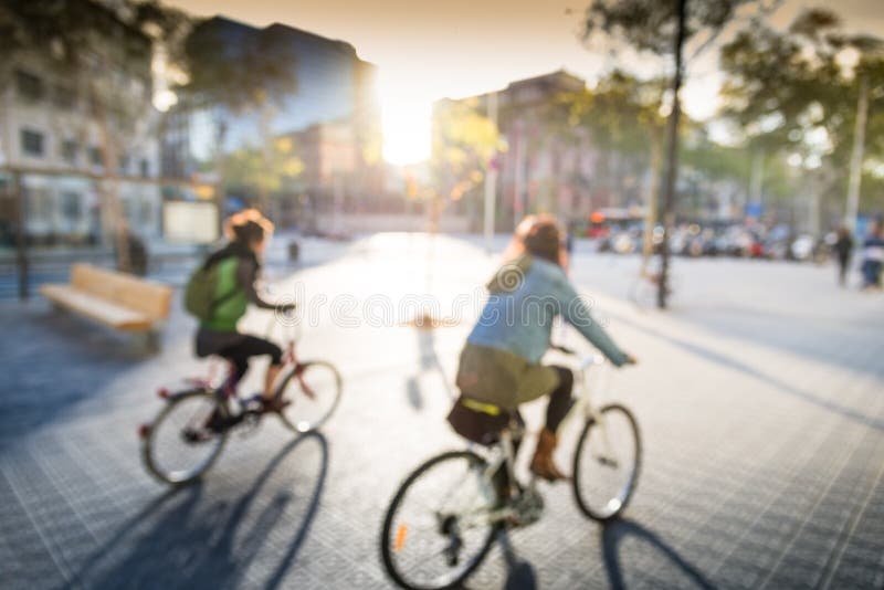 Coppia di ragazze in bicicletta in città.