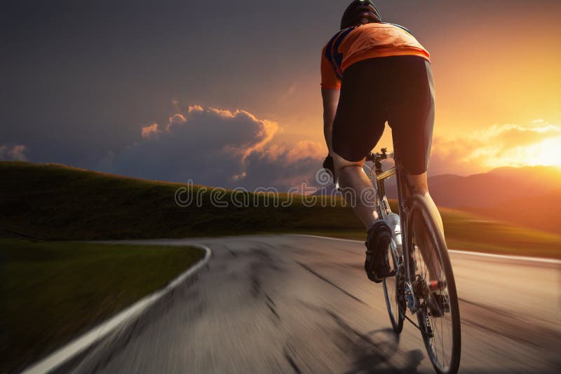 Hombre sobre el carreteras redondo.