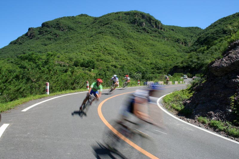 Cyklistické preteky v horskej doline.