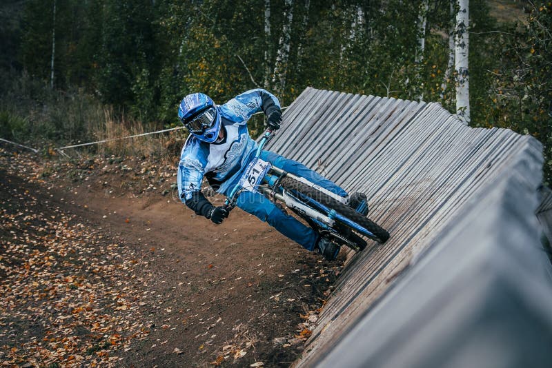 Cyclist riding a mountain bike downhill royalty free stock photos Cyclist riding a mountain bike downhill royalty free stock photos
