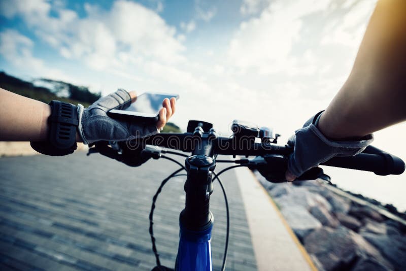 Cyclist using smartphone for navigatio