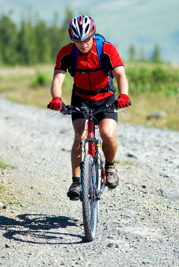 Cycliste de montagne sur la route rurale photo libre de droits