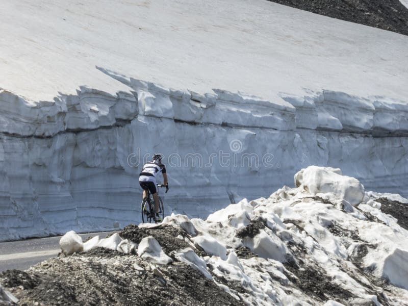 Cycliste entre les murs de la neige images libres de droits Cycliste entre les murs de la neige images libres de droits