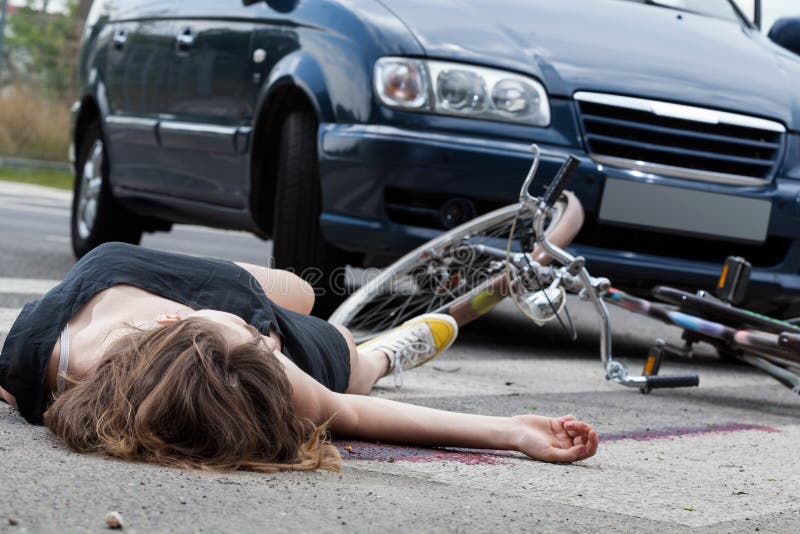Cycliste inconscient après accident de la route photographie stock Cycliste inconscient après accident de la route photographie stock