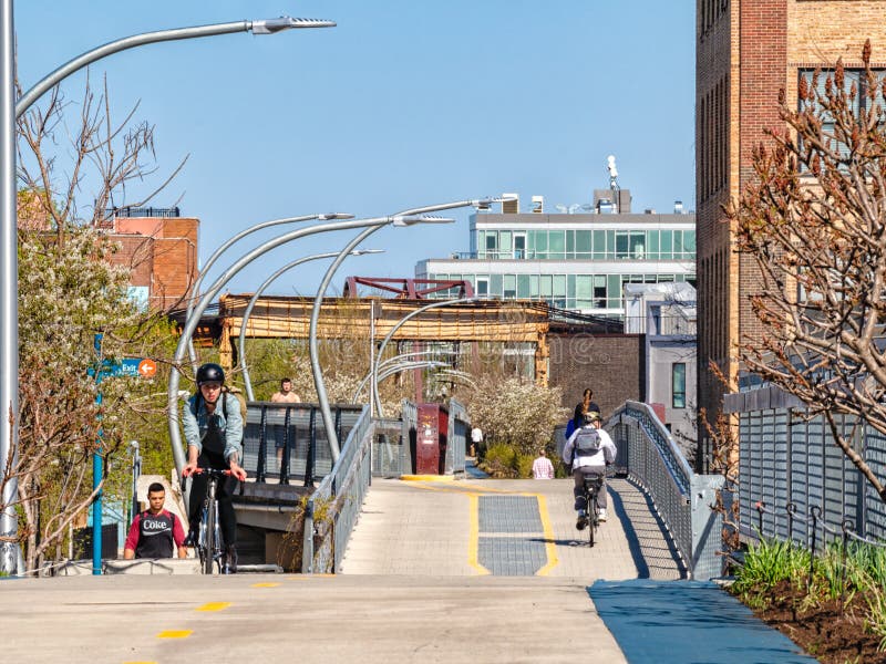 Cyclistes et piétons employant la traînée de 606 Bloomingdale dans Bucktown Rues de Chicago photos stock Cyclistes et piétons employant la traînée de 606 Bloomingdale dans Bucktown Rues de Chicago photos stock