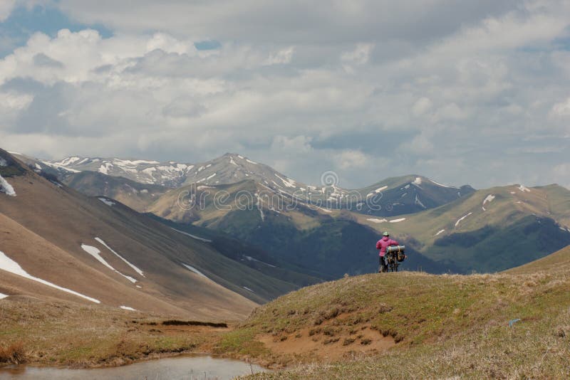 Cyclistes voyageant dans les montagnes de la Géorgie Belle nature lifestyle image libre de droits Cyclistes voyageant dans les montagnes de la Géorgie Belle nature lifestyle image libre de droits