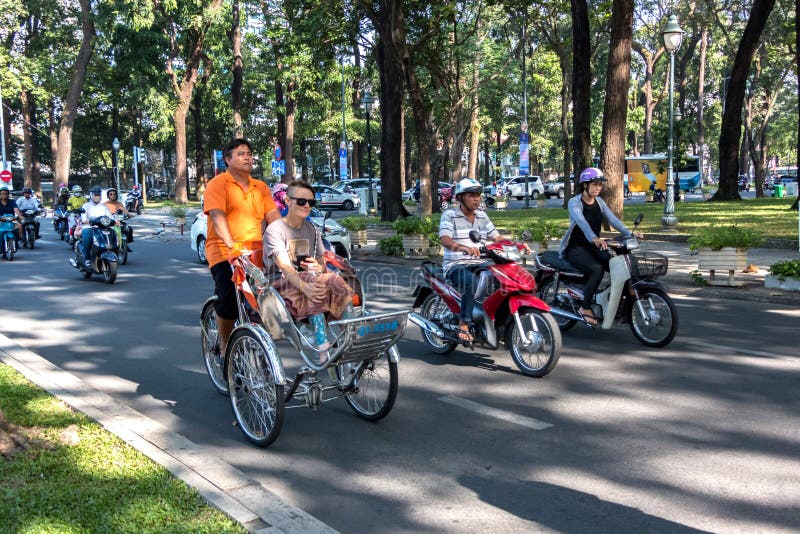 Cyclo i Ho Chi Minh City Street royaltyfria foton Cyclo i Ho Chi Minh City Street royaltyfria foton