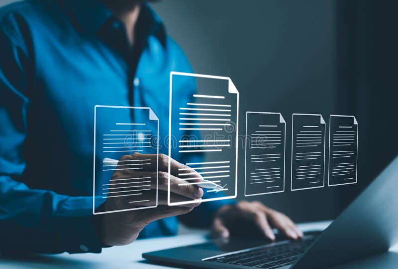 Cyfrowe zarządzanie dokumentami i elektroniczny obieg pracy biznesmen podpisywanie interfejsu dokumentów wirtualnych bez papierowe zdjęcia stock