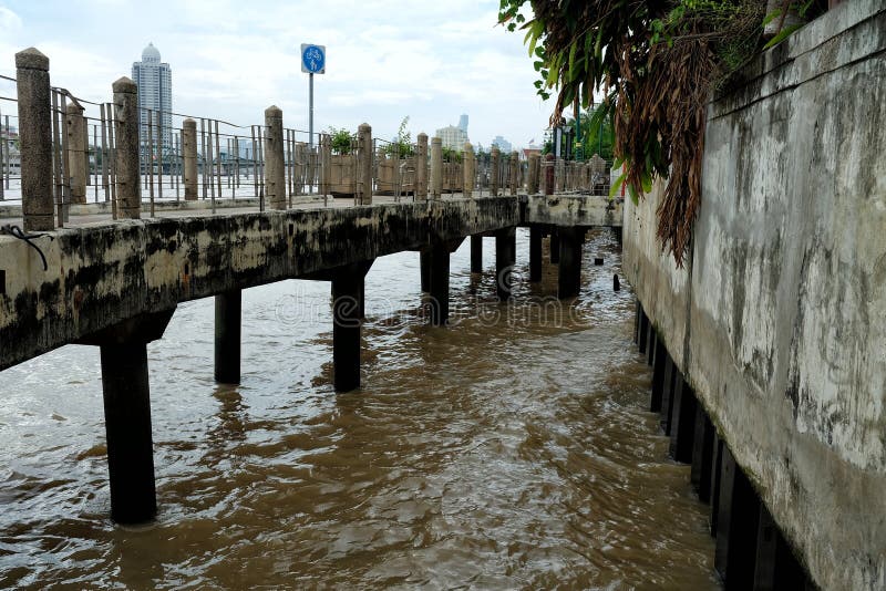 Cykel och gåbana bredvid Chao Phraya River Bank arkivfoton Cykel och gåbana bredvid Chao Phraya River Bank arkivfoton