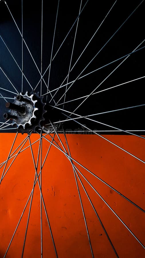Cykelhjul med bakgrund i vibrerande svarta och orangefärgade färger fotografering för bildbyråer