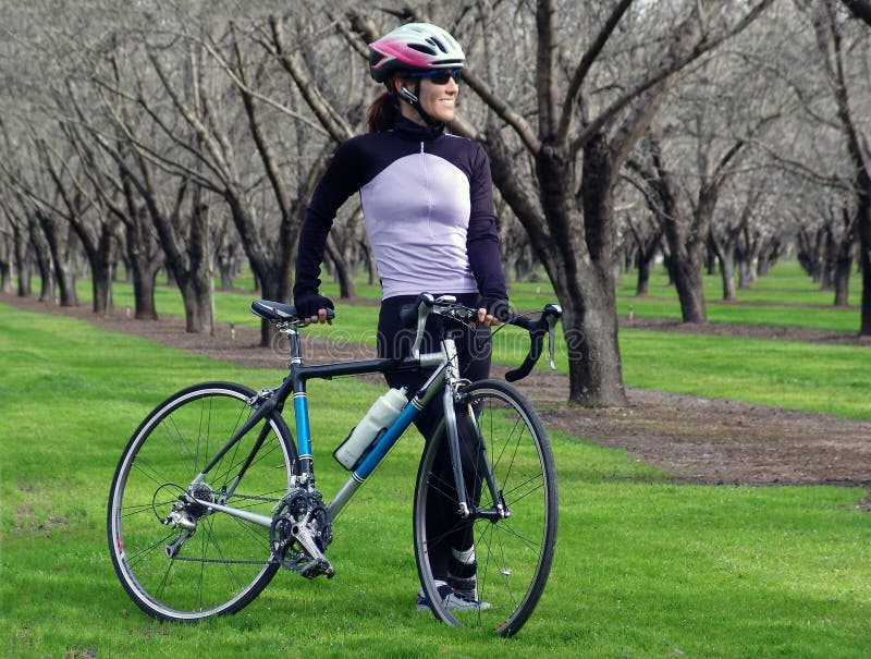 cykelkvinna arkivfoton cykelkvinna arkivfoton