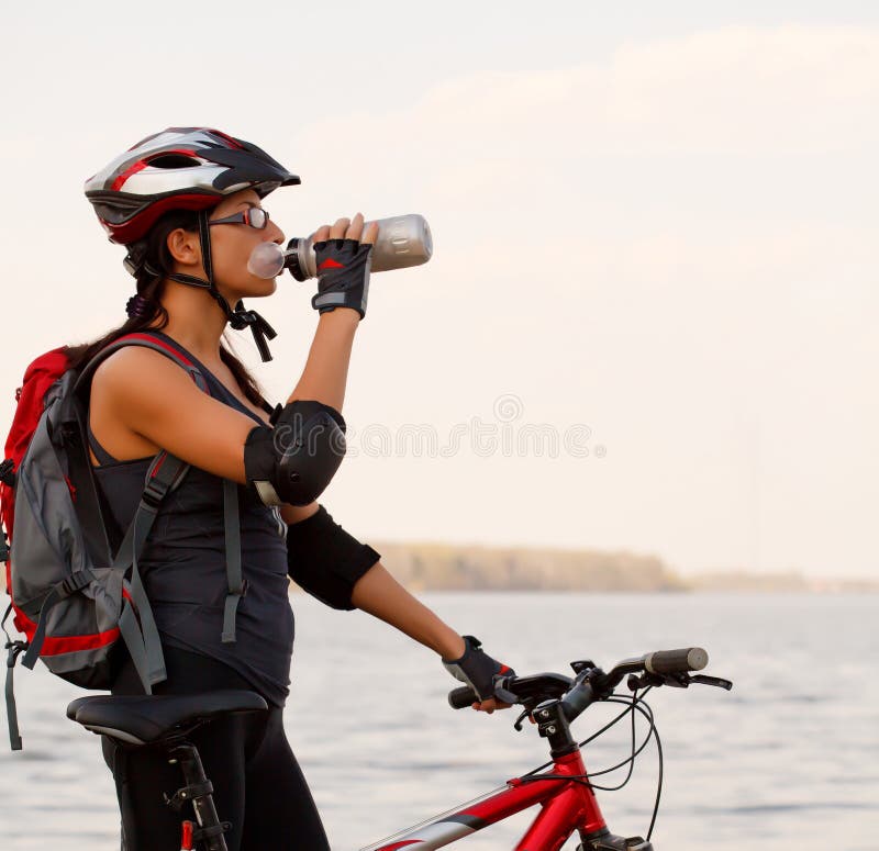 cykelkvinnabarn fotografering för bildbyråer cykelkvinnabarn fotografering för bildbyråer