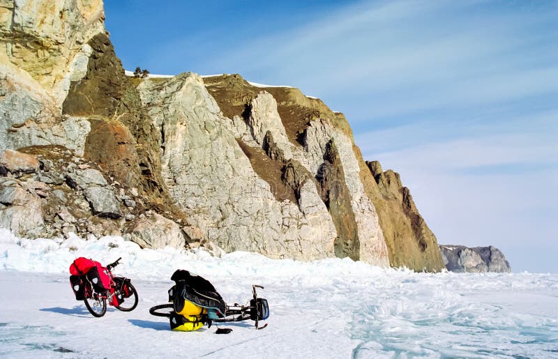 Cykeln på isen av Baikal, går med en cykel till och med vintern Baikal royaltyfri foto Cykeln på isen av Baikal, går med en cykel till och med vintern Baikal royaltyfri foto