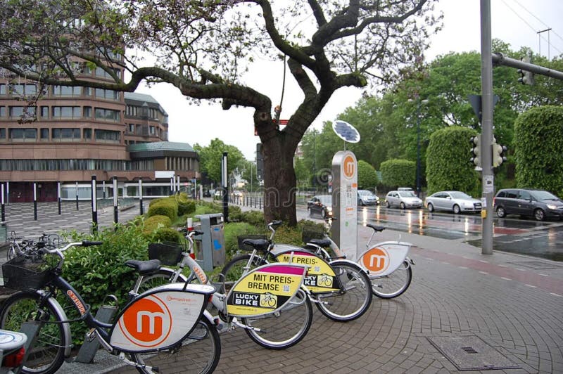 Cykelparkering är en typisk sikt av den tyska staden, Dormund, Tyskland fotografering för bildbyråer