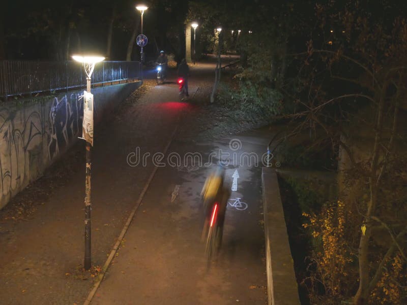 Cykelryttare i parkera royaltyfria foton Cykelryttare i parkera royaltyfria foton