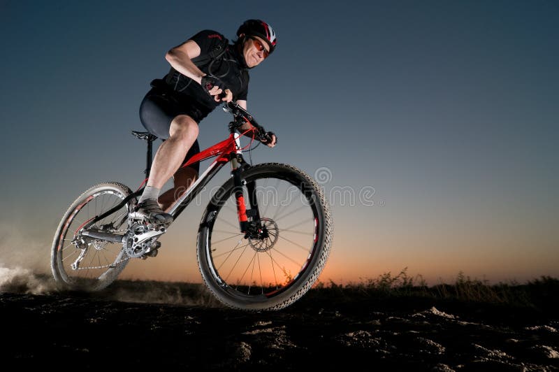 cykla extrem man arkivbild cykla extrem man arkivbild